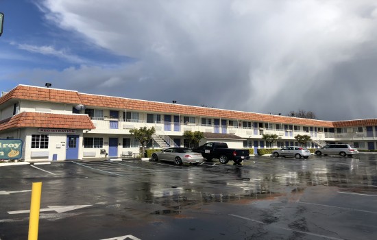 Welcome To The Gilroy Inn - Exterior View Of Hotel 